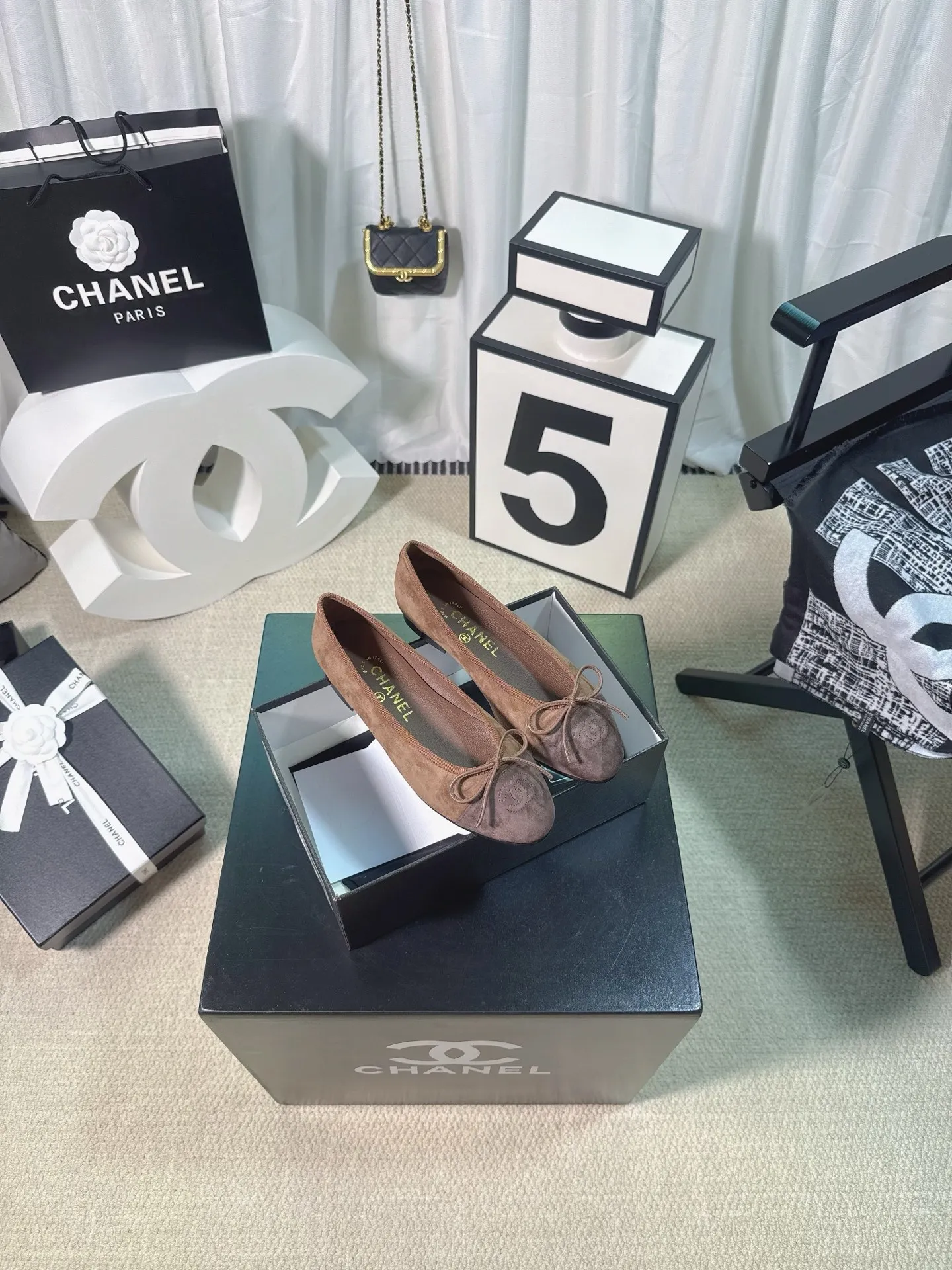 👟👟Ex-factory price 480👟👟 Generation * grade 25s Chanel fragrance is beautiful Maillard color back hollow Sling-back sandals flat/thick heel/high heel Sling-back came out in 1957, and then the two-tone design became a Chanel classic! Very suitable for spring and summer🩰 The two-color design is simple and exquisite, with a square toe and generous temperament. It visually lengthens the leg line. The color of the toe creates a sense of color difference. The back lace design is simple and elegant. It is a classic model that can be worn for hundreds of years. It is worth buying!! Upper: Customized metallic sheepskin. Inner pads: imported sheepskin. Heel height: ballet shoes. Sole: Italian A-grade genuine leather outsole. Size: 35-39 (34.40.41.42.43 is custom-made and non-returnable)